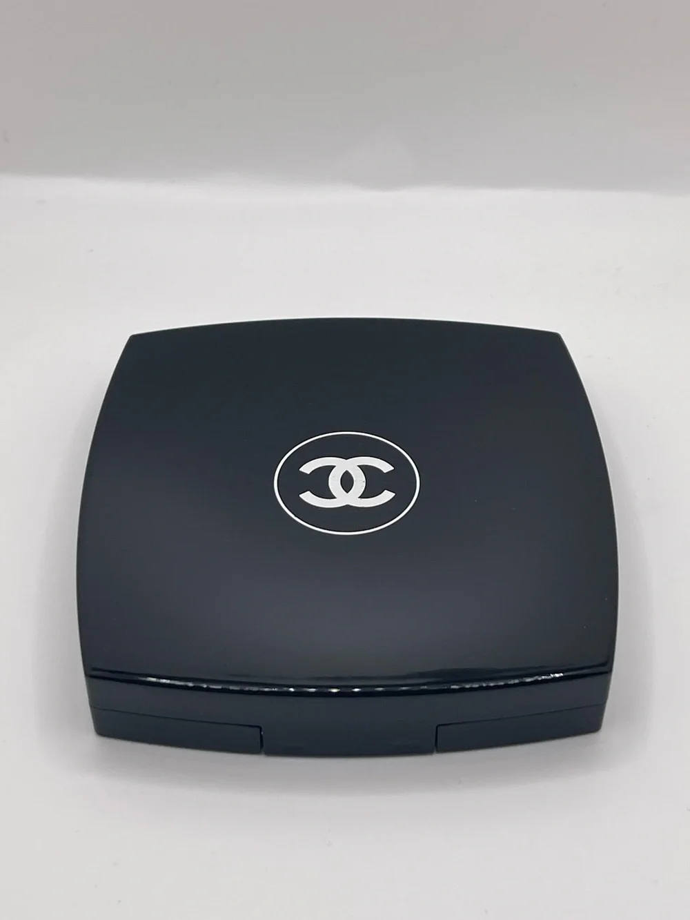 CHANEL - Les 9 Ombres “ 587 The New Smoky”